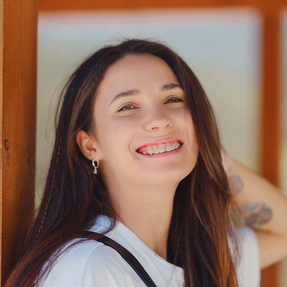 young smiling brunette woman outdoors portrait 94EDTKE